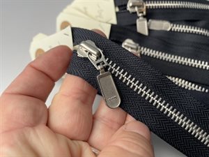 Delbar lynlås - mørk navy med metaltænder, 38 cm